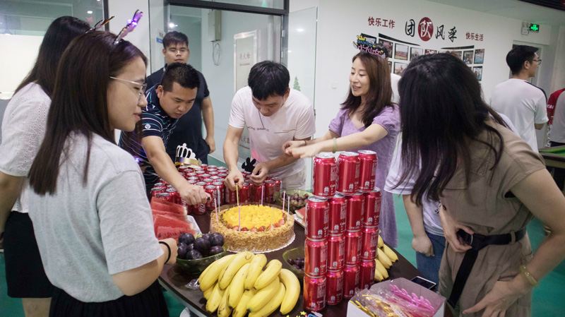 八月集體生日會 | 與久違的祝?；馃嵯嘧?  src="/uploads/allimg/210903/1-210Z3141ZL43.jpg" /></p>
<p><img alt=
