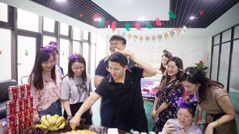 八月集體生日會 | 與久違的祝?；馃嵯嘧?  src="/uploads/allimg/210903/1-210Z3141000F3.jpg" /></p>
<p>“云天收夏色，木葉動秋聲?！绷⑶镫m已過，仲夏的熱情卻并未減退半分。8月11日，在這驕陽似火、蟬聲陣陣的日子里，寶開在企業(yè)總部活動室舉辦新一期集體生日會，為8-9月生日的伙伴慶生。</p>
<p><img alt=
