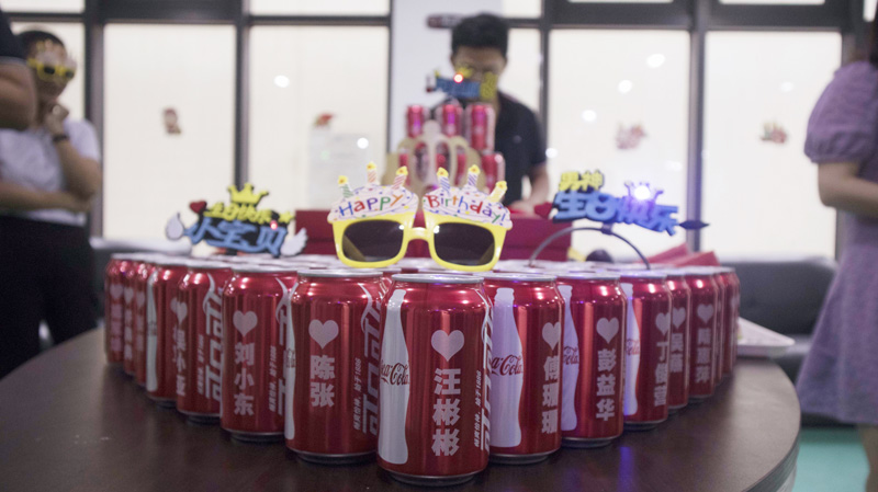 八月集體生日會 | 與久違的祝?；馃嵯嘧?  src="/uploads/allimg/210903/1-210Z3141I4337.jpg" /></p>
<p>此次集體生日會，是今年疫情以來寶開舉辦的第一場生日會。雖是寶開企業(yè)文化建設的常規(guī)活動，由寶開工會和人事行政部組成的籌備組也希望帶來一些不一樣的“新意”和“心意”，此次特別為所有寶開成員定制了專屬可樂。</p>
<p><img alt=