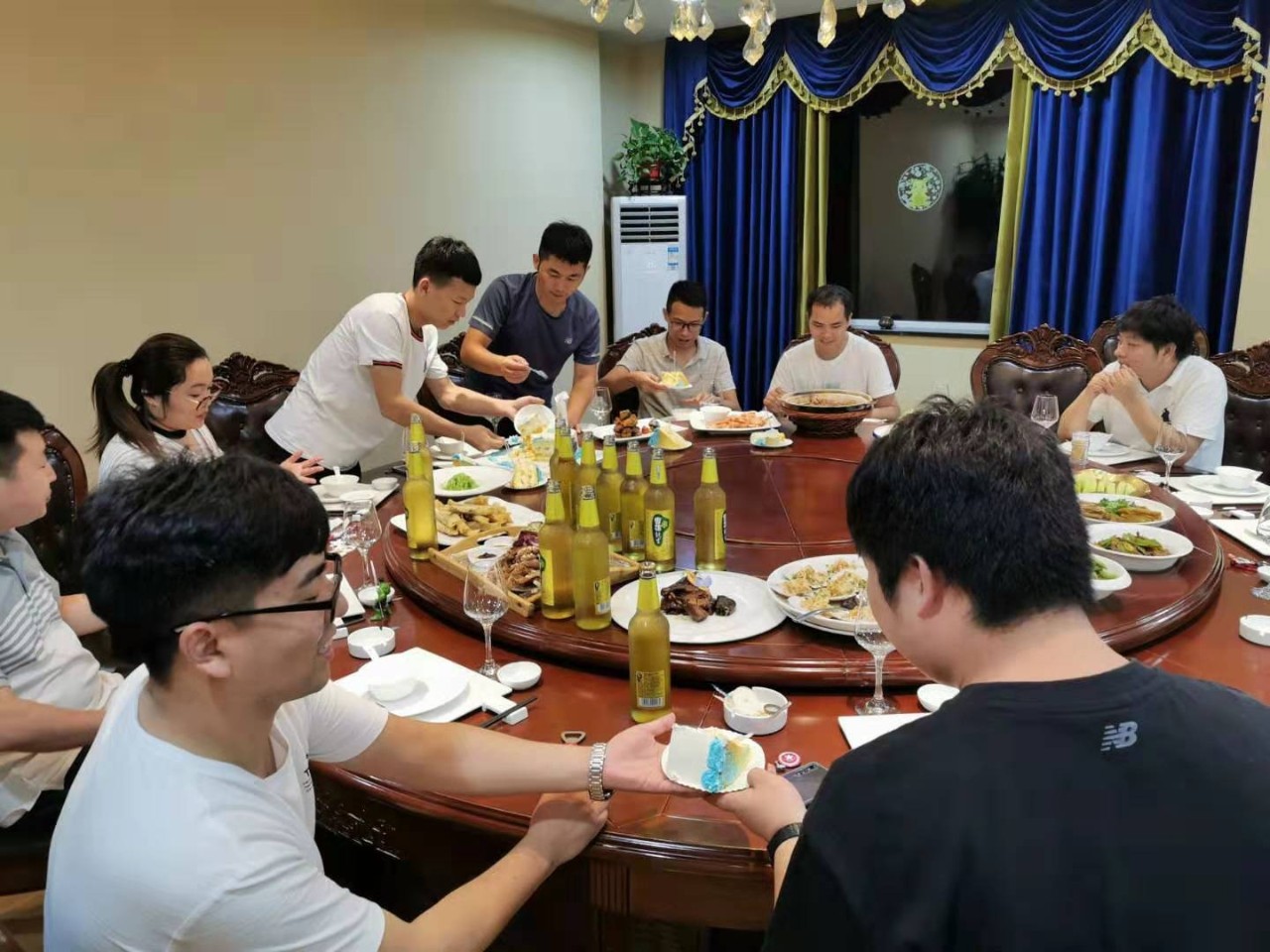 夏送清涼，集體慶生，慰問(wèn)一線 | 致我們的一線伙伴：辛苦了！