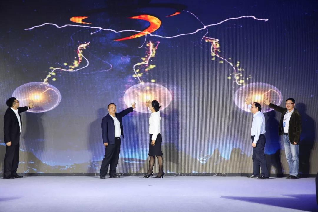 寶開領(lǐng)導(dǎo)張振林、王雷受邀出席 | 2018湖南大美服飾供應(yīng)鏈高峰論壇圓滿舉行！
